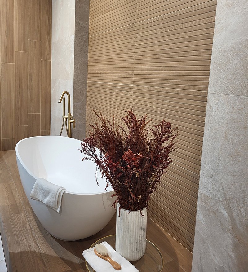 Bañera de forma oval en un baño de linea actual y estilo moderno