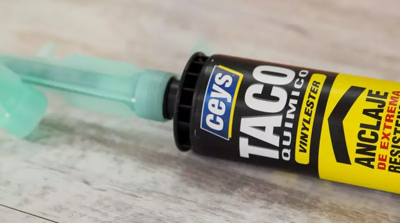 Primer plano de un tubo de taco químico Ceys (producto para fijar objetos)
