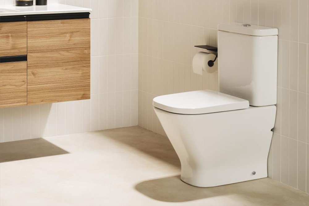 Vista de un inodoro en un aseo de estilo moderno