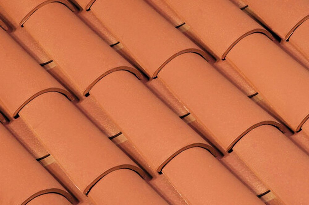 Primer plano de tejas colocadas en un tejado