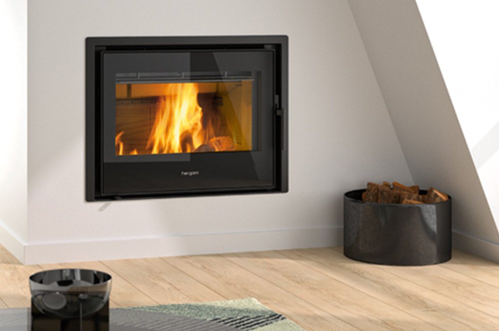 Pared blanca con chimenea empotrada y un recipiente con leña al lado