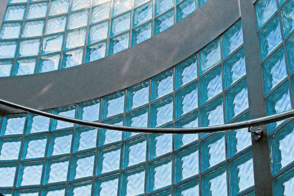 Pared circular construida con bloques de vidrio translúcido