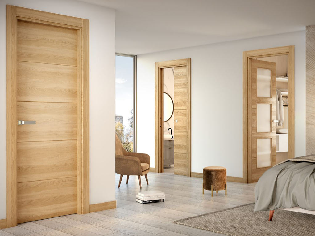 Habitación de una vivienda en la que se ven tres puertas de madera de color claro