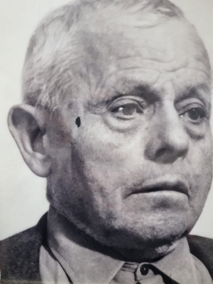 Retrato de un hombre mayor, Antonio Serrano Muñoz fundador de la empresa Suconsca. Foto antigua en blanco y negro.