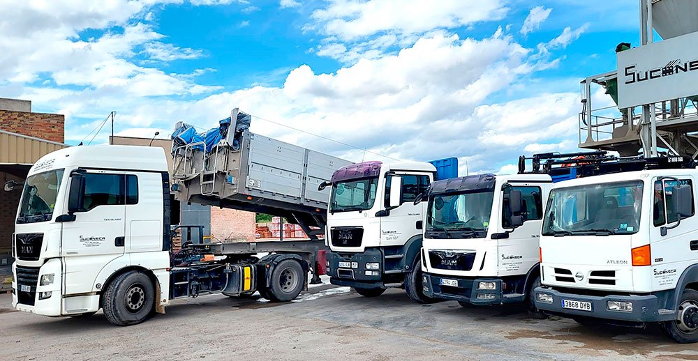 Cuatro camiones volquete aparcados uno al lado del otro