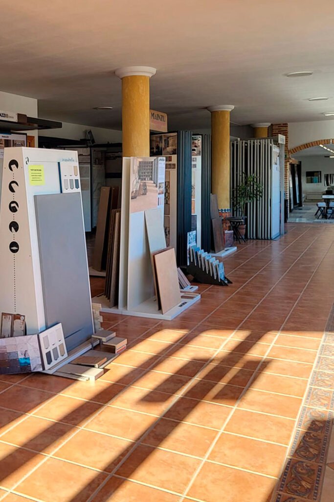 Exposición de materiales de construcción, con expositores de muestras de suelos y revestimientos