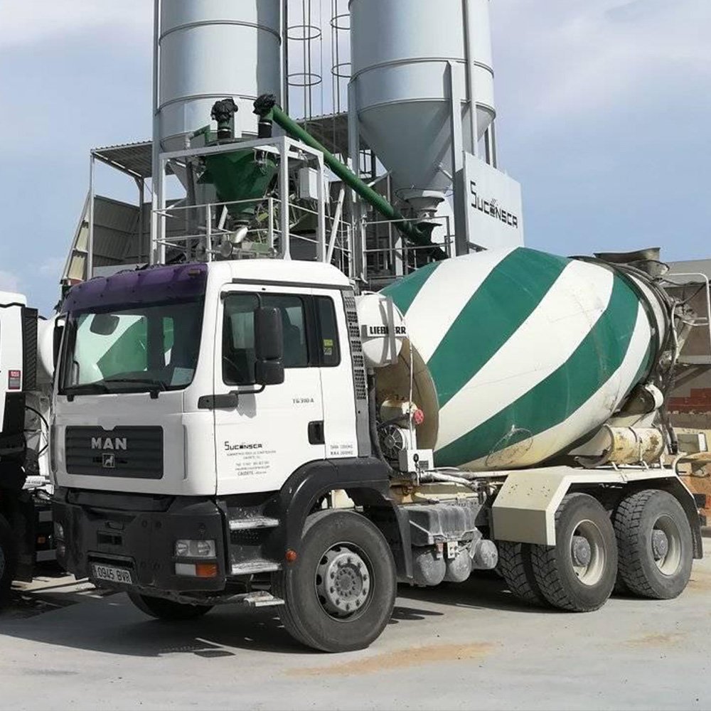 Un camión hormigonera aparcado en una planta cementera.