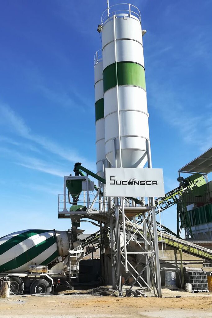Planta de Hormigón con un camión hormigonera llenando el depósito.