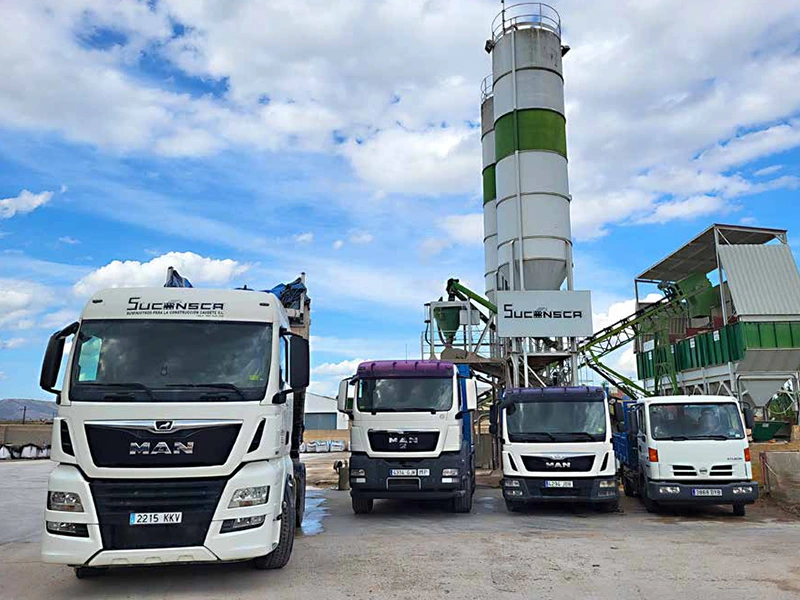Planta de hormigón de Suconsca con cuatro camiones aparcados delante del depósito