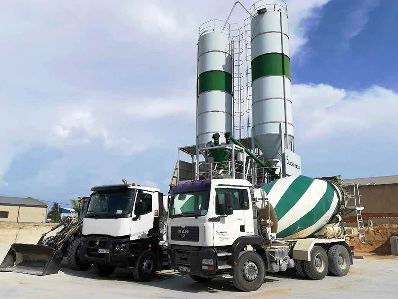 Dos camiones hormigonera aparcados en una planta cementera.